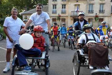 Paul (à gauche) et Michaël, son papa. Paul, 11 ans, a déjà participé l’an dernier à la cyclo-Lila. « Il adore le vélo et il fait aussi du poney à l’Étrier de Claye » a confié Michaël.